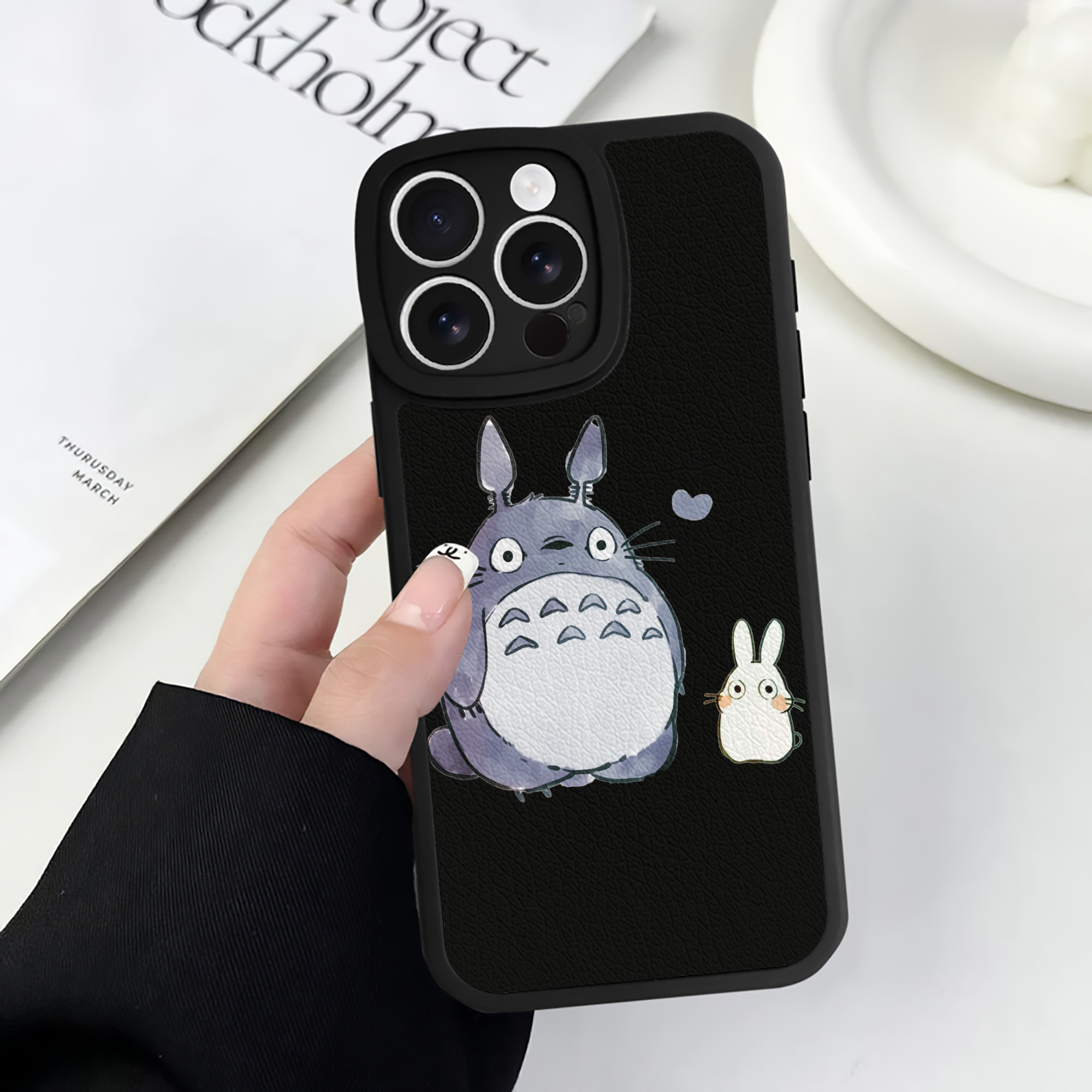 （画像用） となりのトトロ 草壁メイ 草壁サツキ My Neighbor Totoro Satsuki Kusakabe Mei Kusakabe 【iPhone 16シリーズ対応】シリコンスマホケース（レザー調） 材質：シリコン